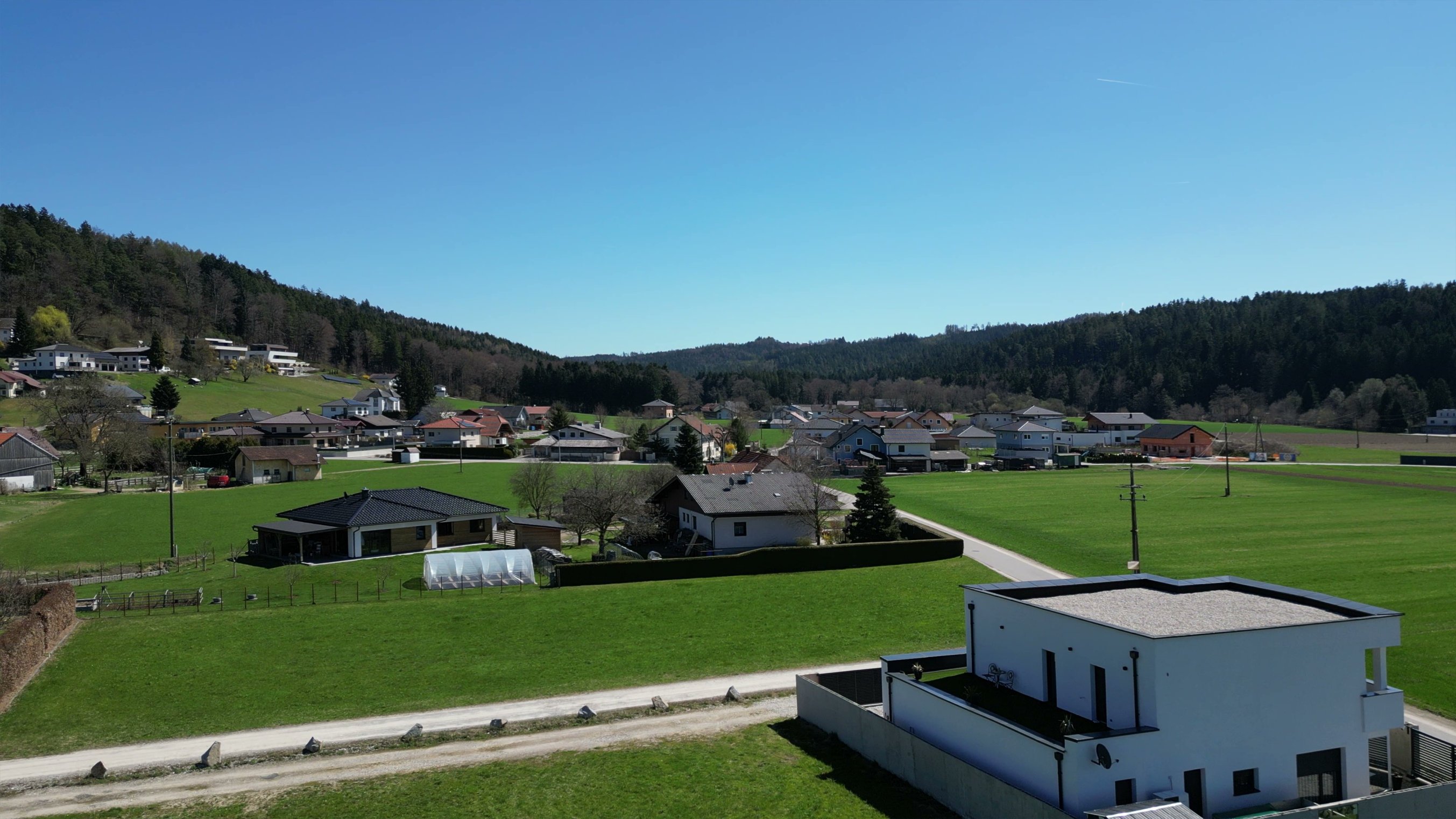 Blick über die grüne Landschaft bei Schalchen